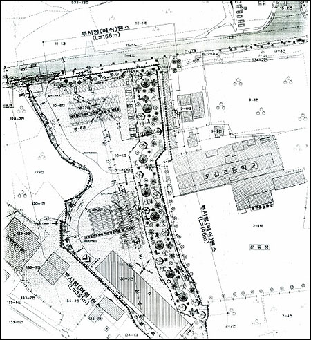 공사평면도. 왼쪽이 야적장 부지이고 오른쪽이 학교다. 